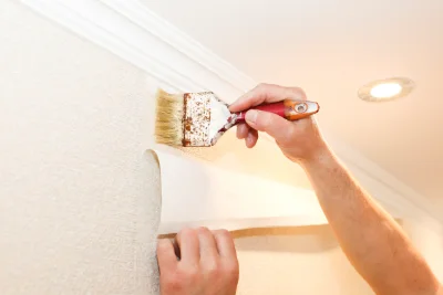 Pose de papier peint à Tourtour — revêtements muraux et toiles de verre
